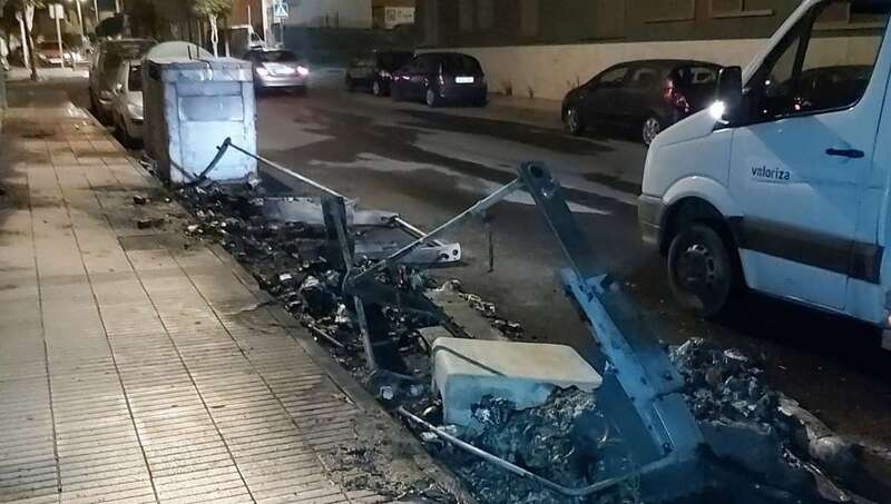 Imagen de dos contenedores calcinados en la calle de Roque Nublo a finales de julio/TA.